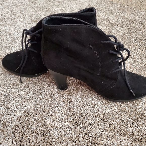 Tie-Up Boots - Picture 6 of 7